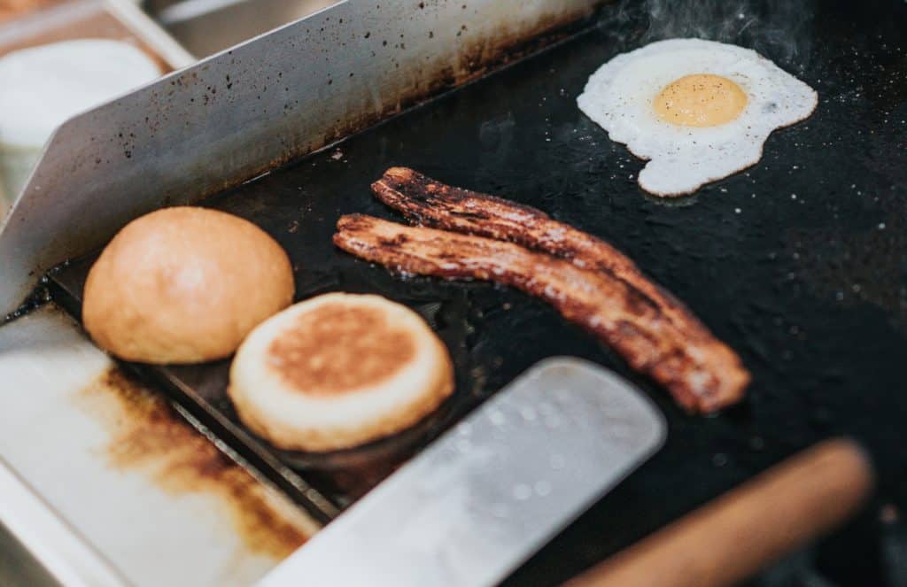 eggs and bacon have enough protein and fats to help build muscle through the night